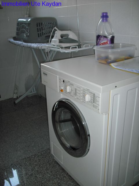 mit Waschtrockner ausgestatteter Hauswirtschaftsraum